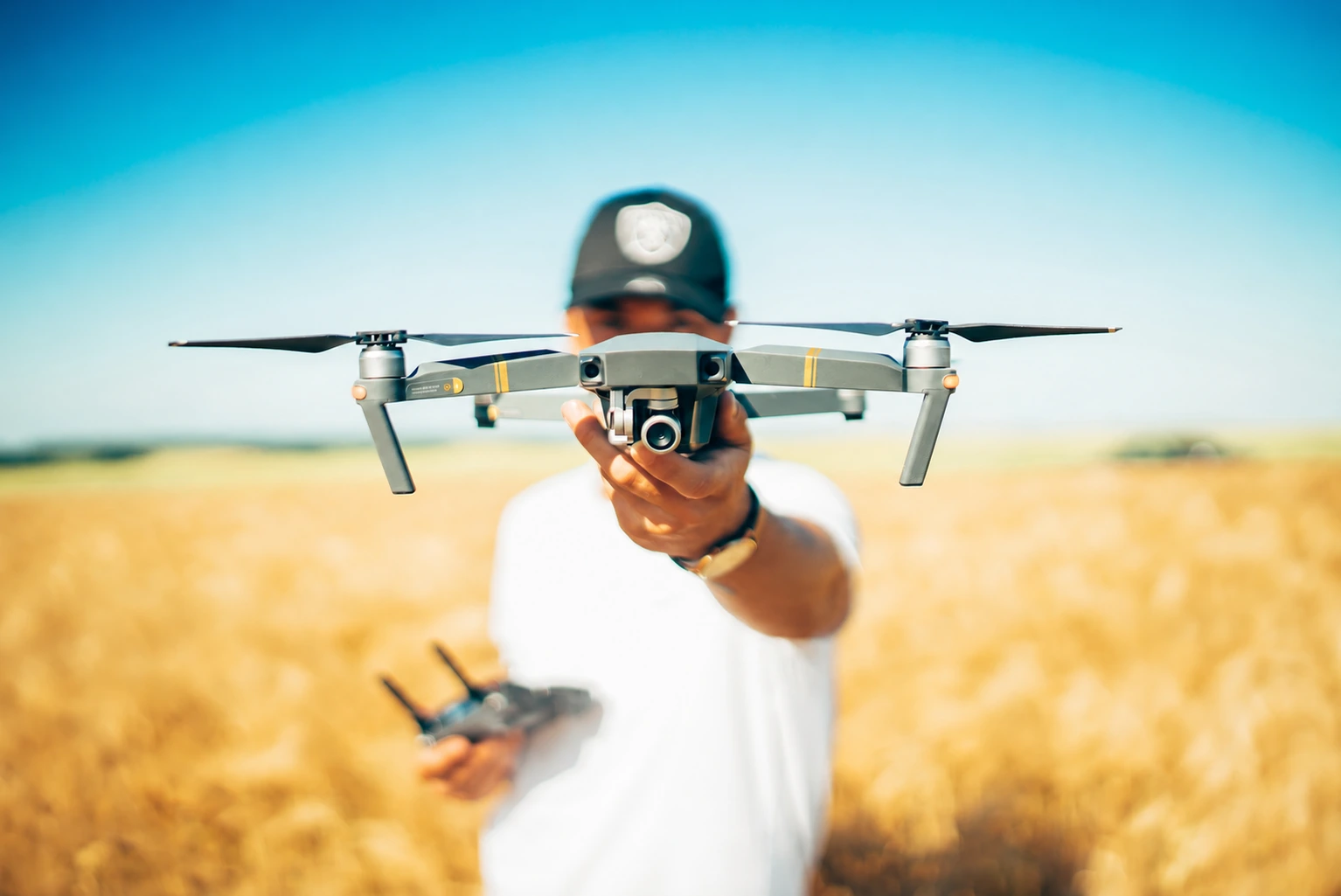 Pessoa segurando um drone em uma área externa
